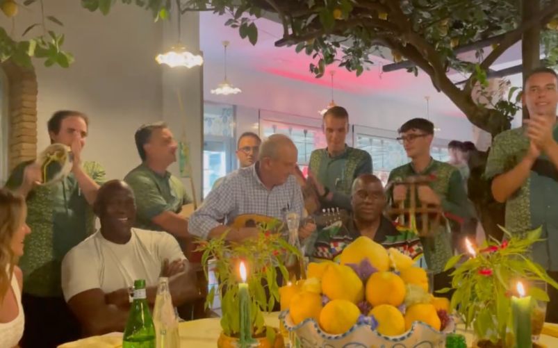Magic Johnson e Michael Jordan cantano Nel blu dipinto di blu