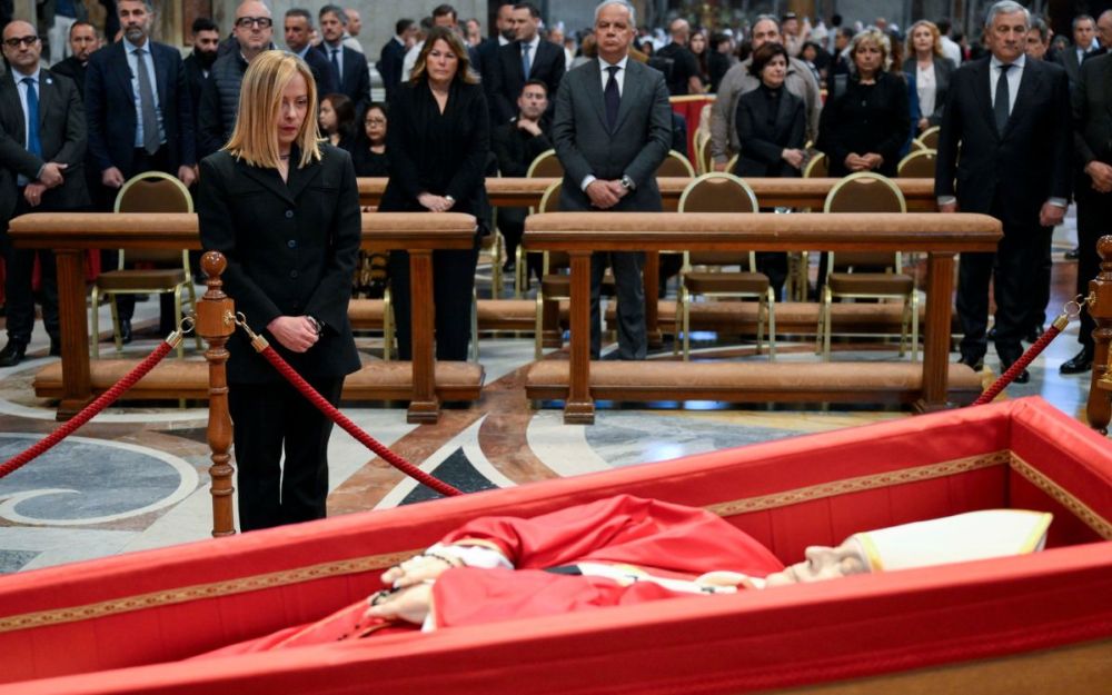Meloni omaggia feretro Papa Francesco