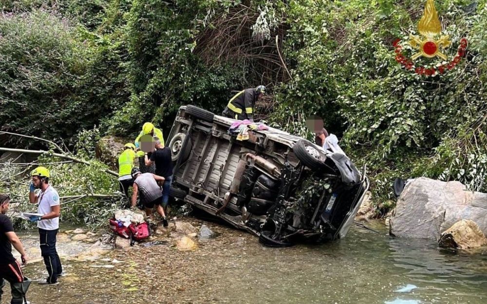 Pulmino con disabili finisce nel torrente Agno a Recoaro Terme otto feriti, uno grave
