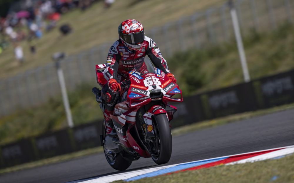 Bagnaia vince la Sprint di Brno davanti a Ogura e Marquez, out Bezzecchi