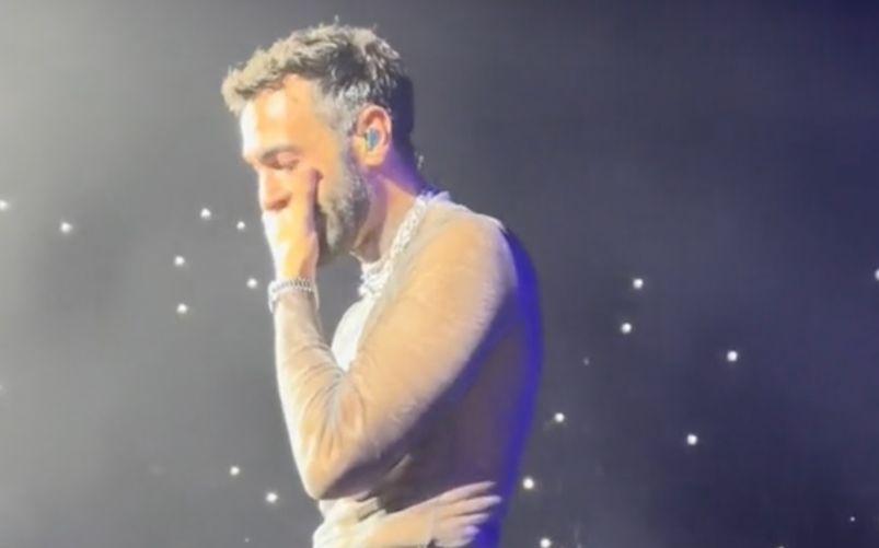 Marco Mengoni scoppia a piangere