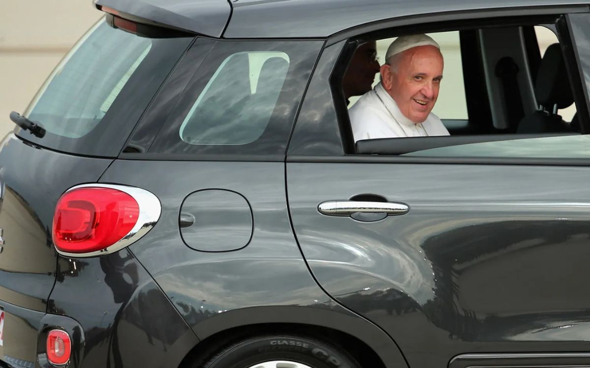 papa-francesco-fiat-500