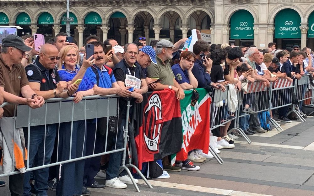 Persone in attesa funerali Berlusconi