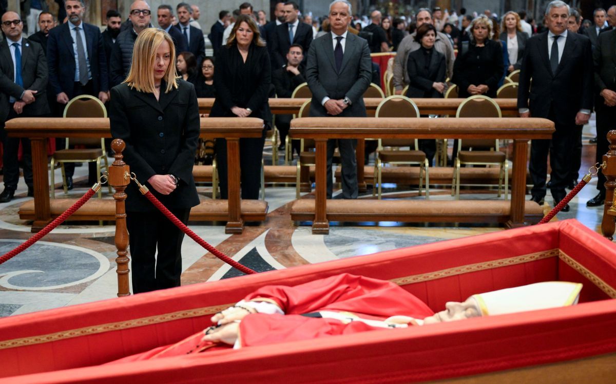 Meloni omaggia feretro Papa Francesco