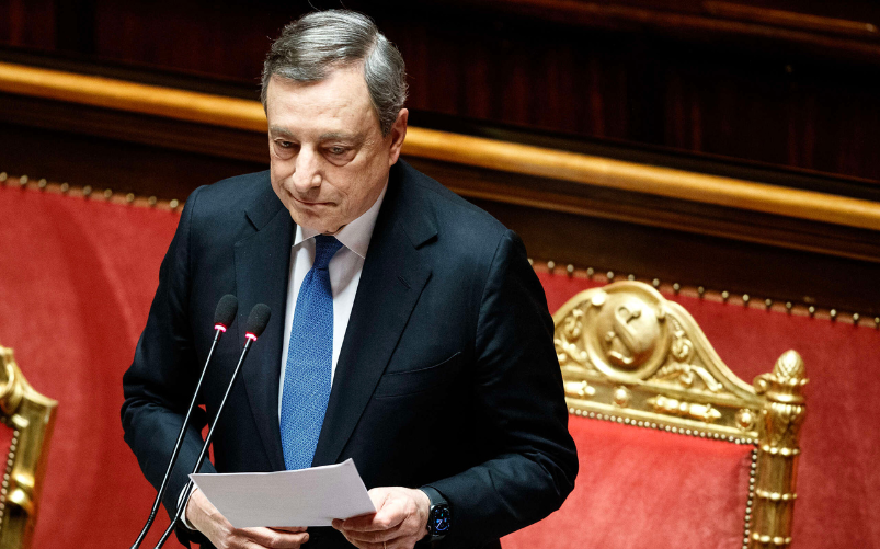 Draghi al senato in piedi