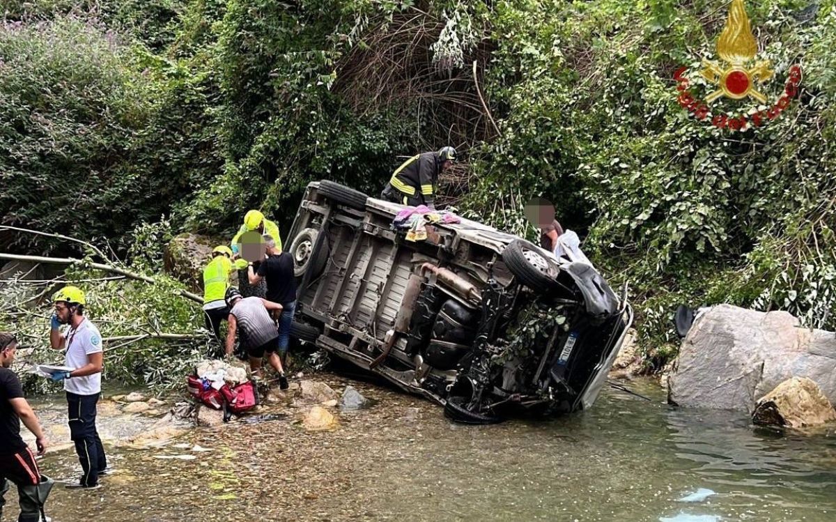 Pulmino con disabili finisce nel torrente Agno a Recoaro Terme otto feriti, uno grave