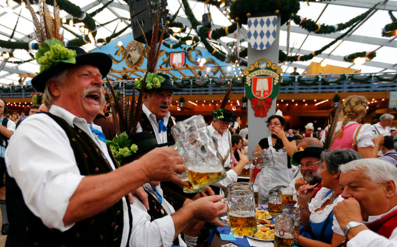 Oktoberfest: arrestati due italiani per un saluto nazista