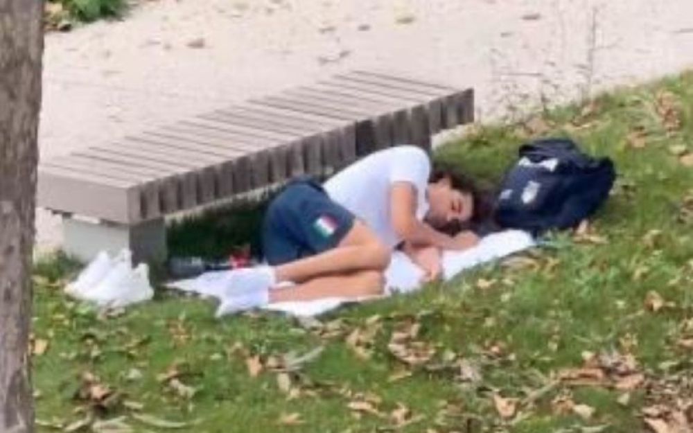 Ceccon dorme in strada a Parigi