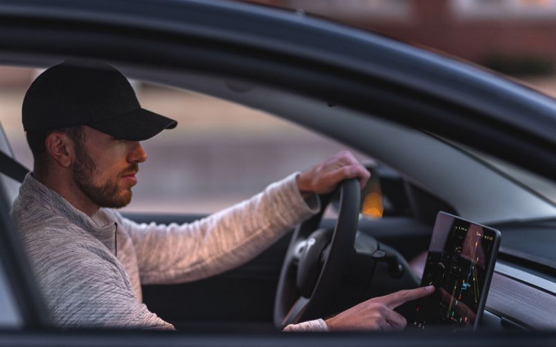 tesla spia clienti