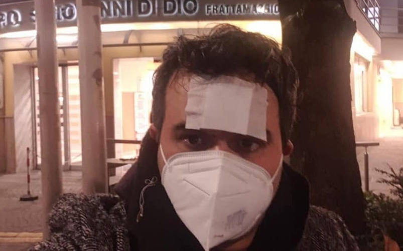 Professore picchiato a Napoli