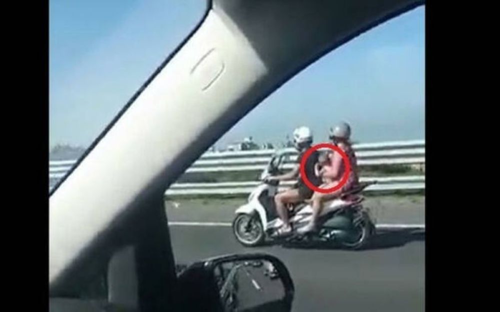 In tre sullo scooter in autostrada e il bambino senza casco