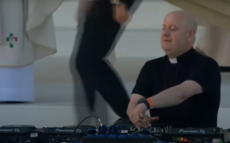 Dj set techno del prete Guilherme Peixoto