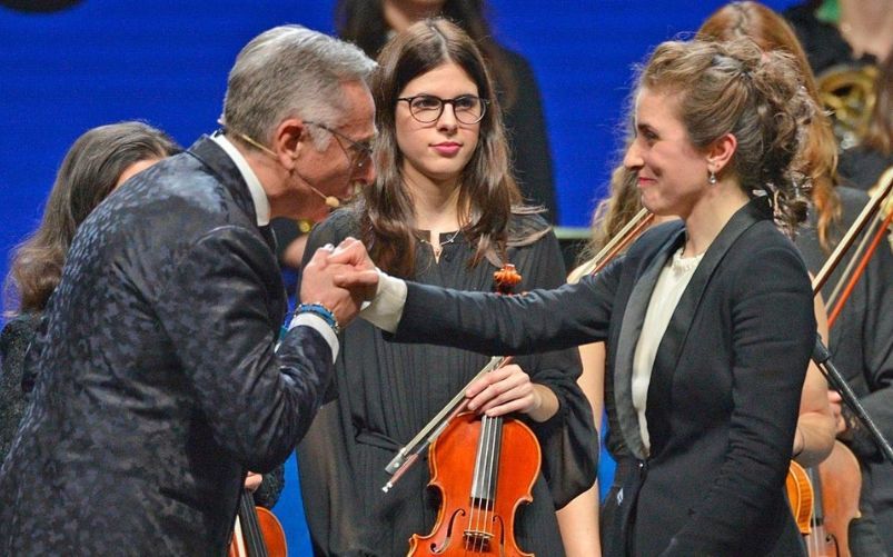 Paolo Bonolis e direttrice d'orchestra