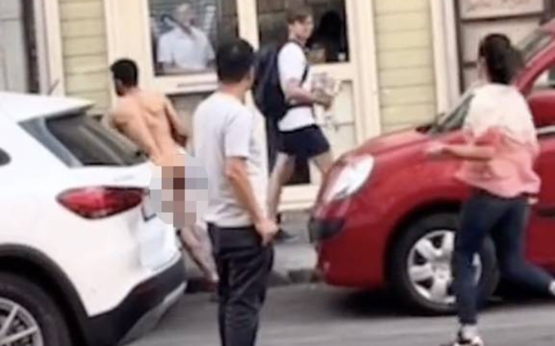 Uomo nudo per le strade di Roma