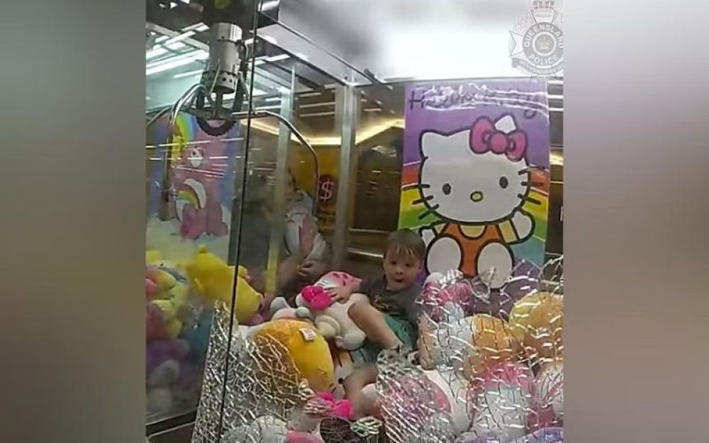 bimbo intrappolato in una claw machine