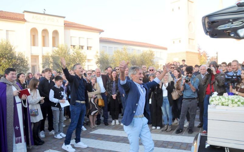 Nonno Gino balla per il funerale del nipote Kevin