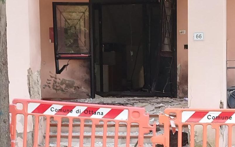 Bomba esplosa davanti al municipio di Ottana