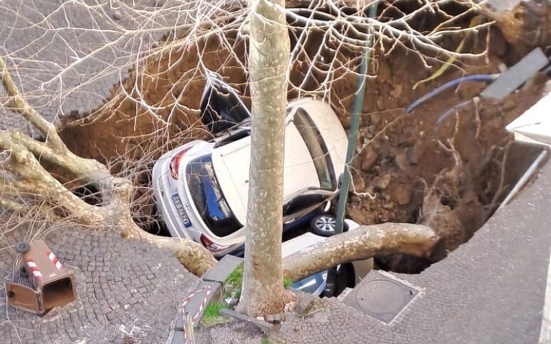 Napoli, voragine in strada inghiotte due vetture