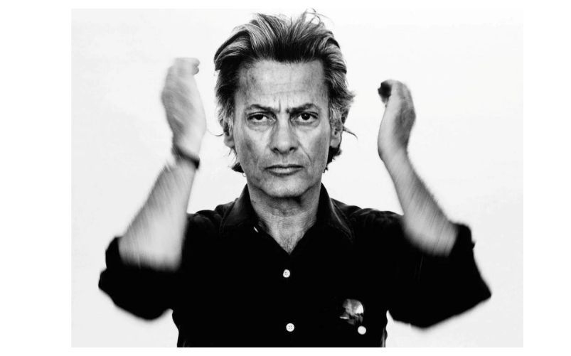 Per alcuni Richard Avedon è considerato una specie di divinità. I suoi ritratti erano spesso caratterizzati da un'alta drammaticità grazie al magistrale uso delle luci. Proprio quello che accadde nella celebre foto delle ferite di Andy Warhol.