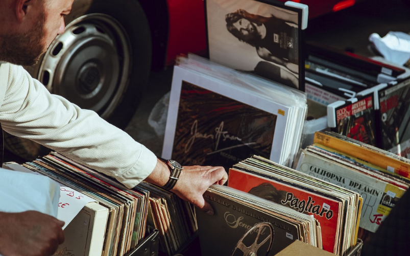 Moda, il ritorno degli anni '80: dalle spalle larghe al vinile