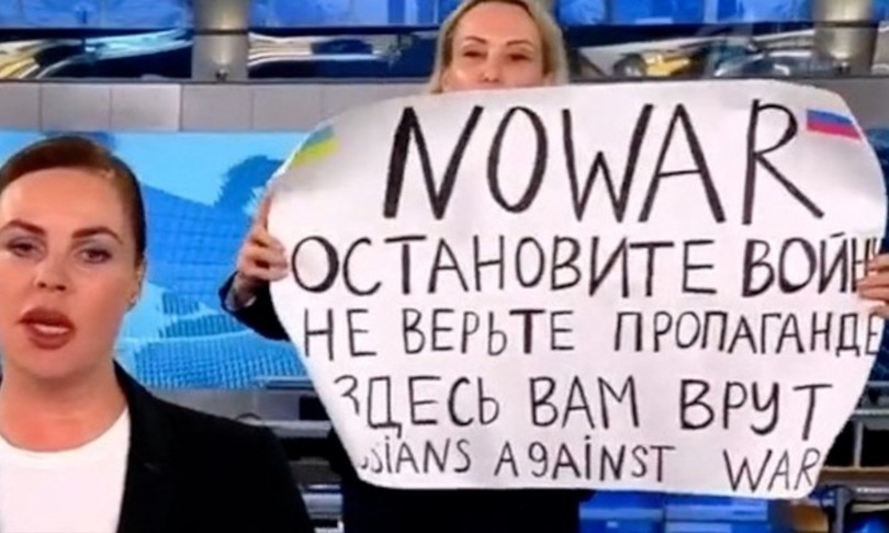 giornalista russa cartello no war
