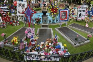 tomba di elvis presley a graceland 